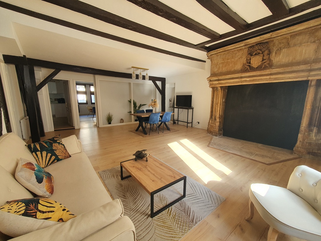 Bourges Historique – Magnifique appartement rénové offrant de beaux volumes sur 144 m²