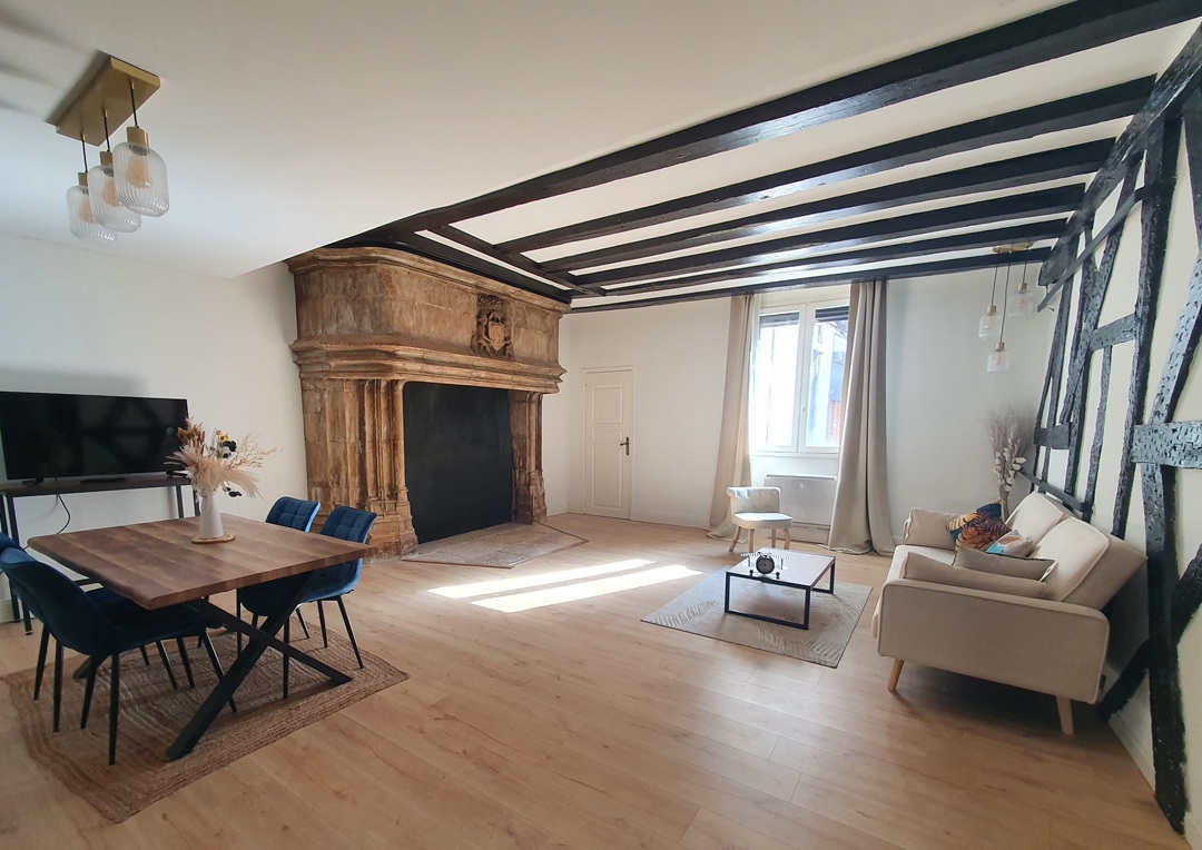 Bourges Historique – Magnifique appartement rénové offrant de beaux volumes sur 144 m²