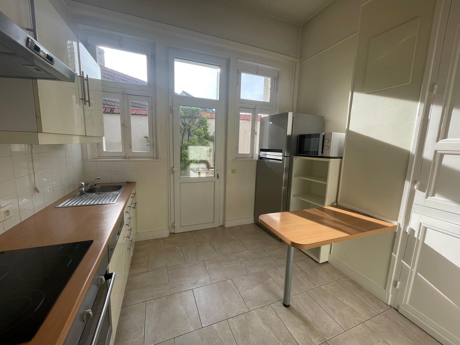 Idéal Profession Libérale ou Résidence Principale ! Grand appartement de standing Type 5 avec terrasse