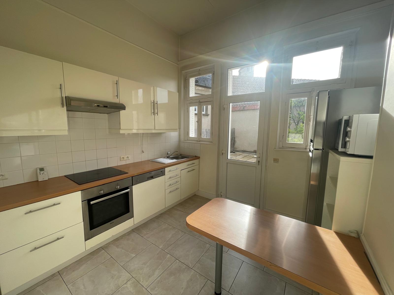 Idéal Profession Libérale ou Résidence Principale ! Grand appartement de standing Type 5 avec terrasse