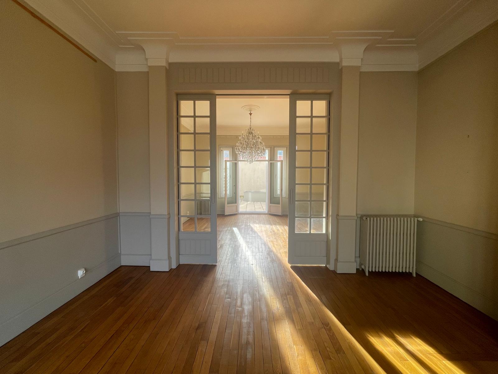 Idéal Profession Libérale ou Résidence Principale ! Grand appartement de standing Type 5 avec terrasse