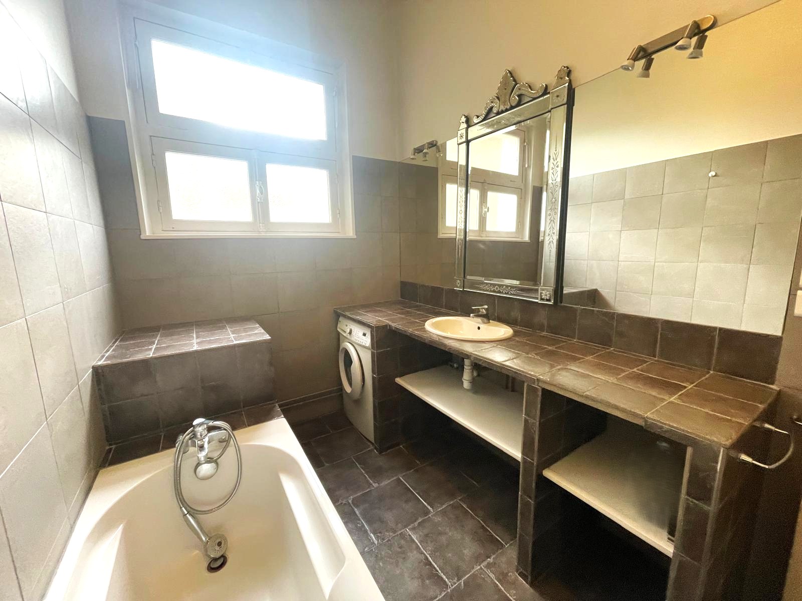 Idéal Profession Libérale ou Résidence Principale ! Grand appartement de standing Type 5 avec terrasse