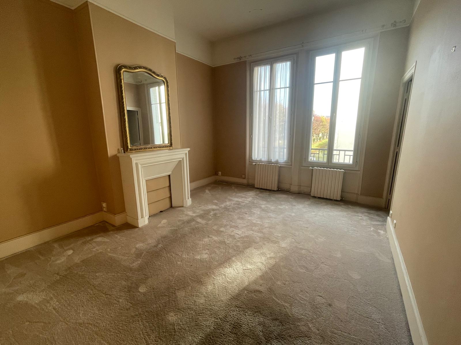 Idéal Profession Libérale ou Résidence Principale ! Grand appartement de standing Type 5 avec terrasse