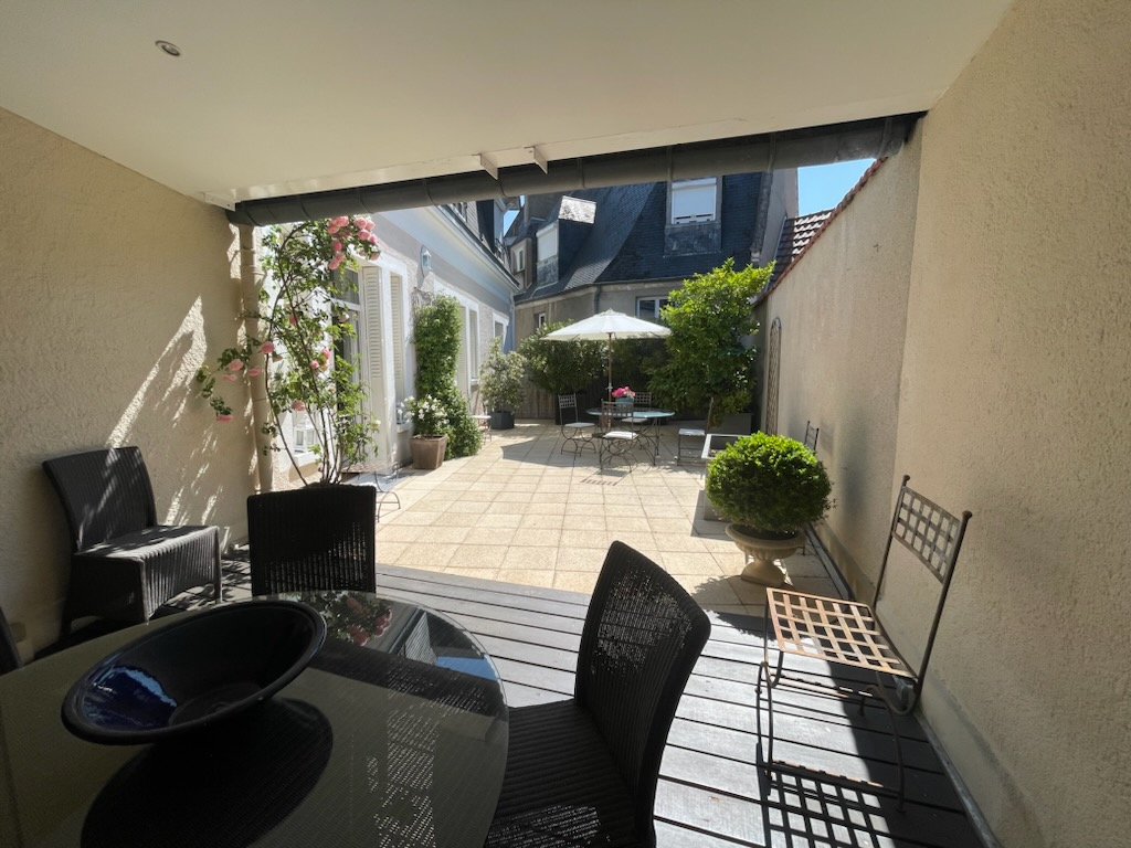 Idéal Profession Libérale ou Résidence Principale ! Grand appartement de standing Type 5 avec terrasse