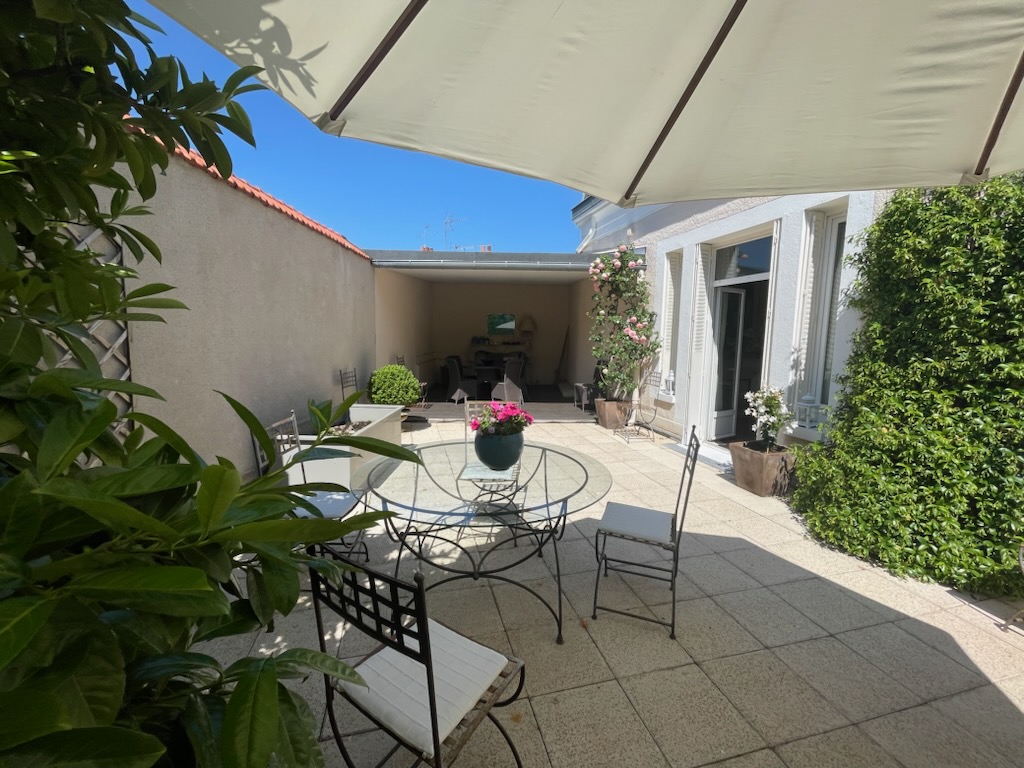 Idéal Profession Libérale ou Résidence Principale ! Grand appartement de standing Type 5 avec terrasse