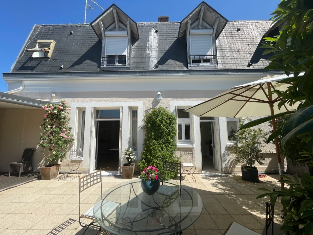 Idéal Profession Libérale ou Résidence Principale ! Grand appartement de standing Type 5 avec terrasse