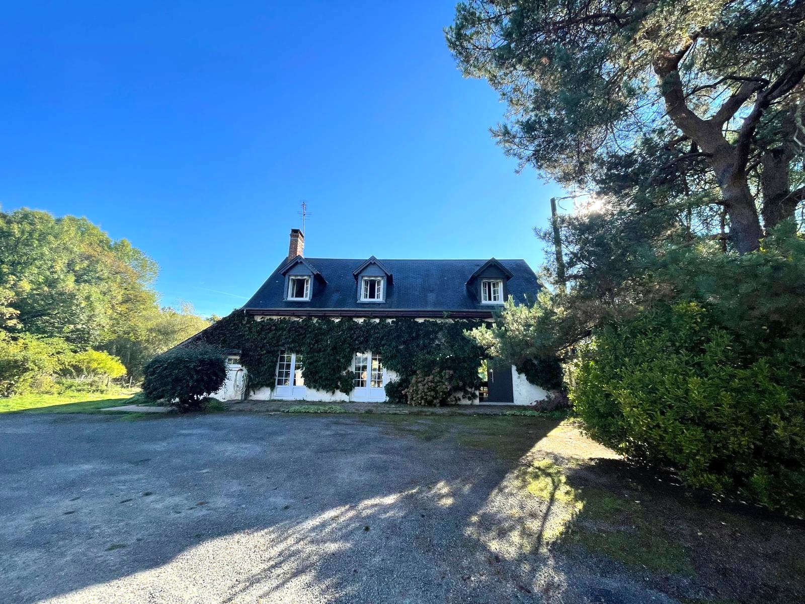 Propriété d&rsquo;exception située à 20 minutes de Bourges avec pâtures et étang