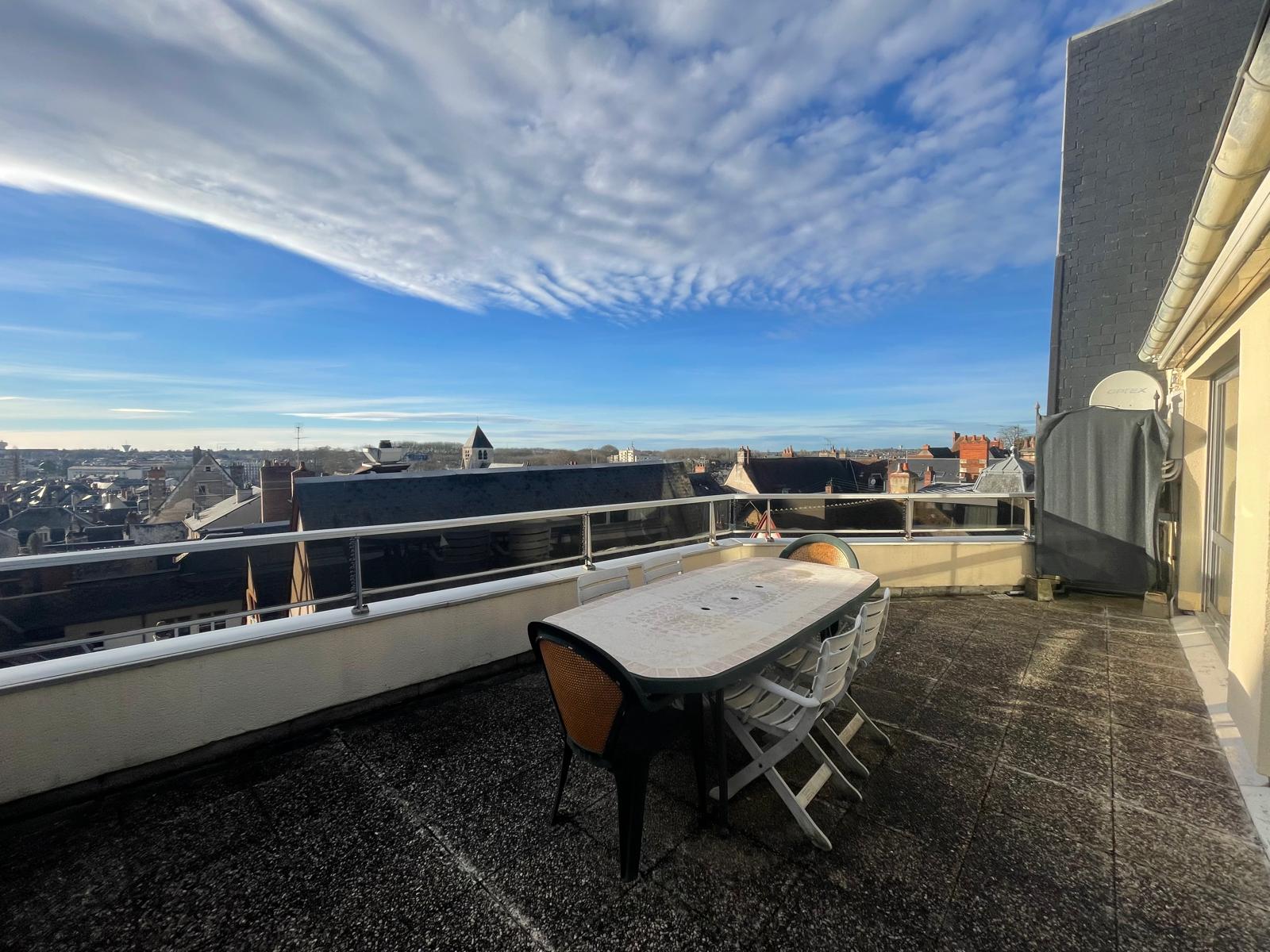 Magnifique appartement type 6 avec vue panoramique bénéficiant d&rsquo;un garage, situé dans le centre historique de Bourges