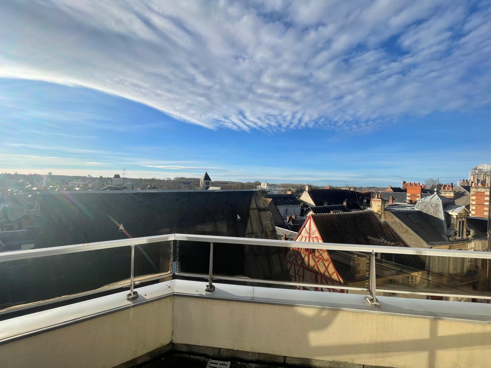 Magnifique appartement type 6 avec vue panoramique bénéficiant d&rsquo;un garage, situé dans le centre historique de Bourges