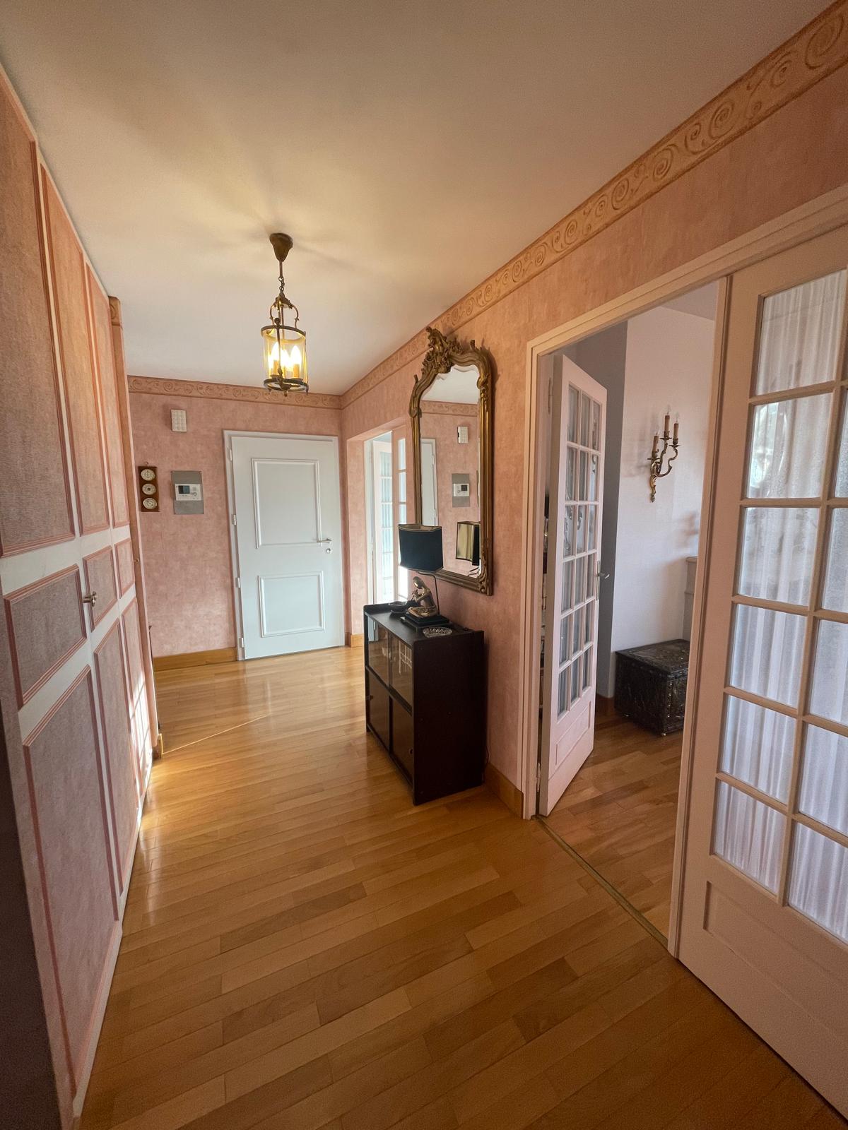 Magnifique appartement type 6 avec vue panoramique bénéficiant d&rsquo;un garage, situé dans le centre historique de Bourges