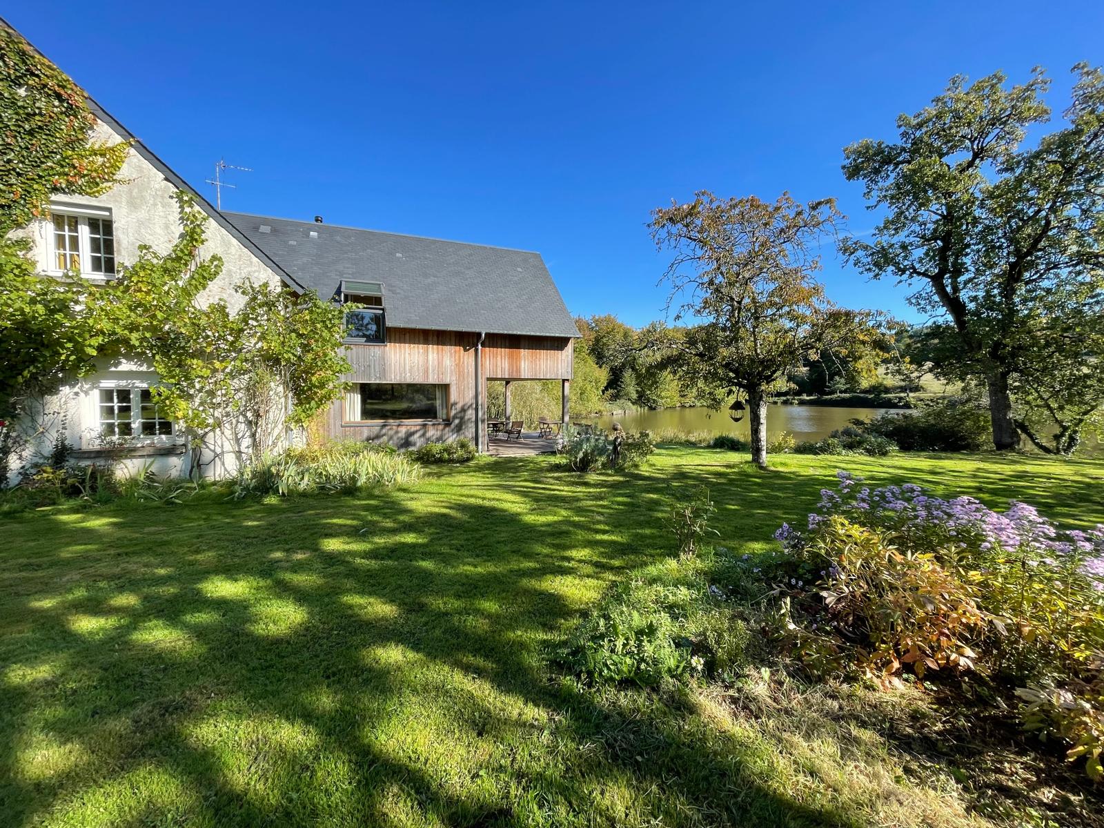Propriété d&rsquo;exception située à 20 minutes de Bourges avec pâtures et étang