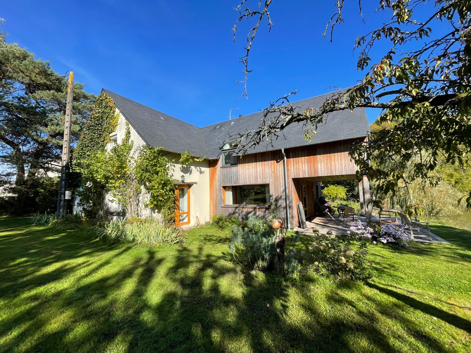 Propriété d&rsquo;exception située à 20 minutes de Bourges avec pâtures et étang