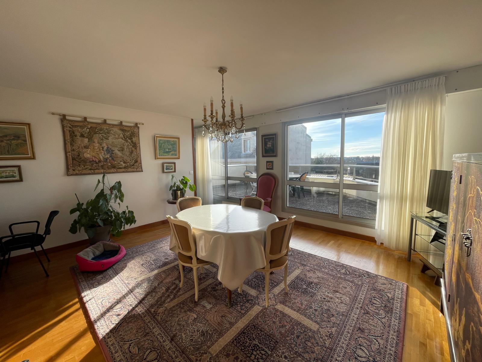 Magnifique appartement type 6 avec vue panoramique bénéficiant d&rsquo;un garage, situé dans le centre historique de Bourges