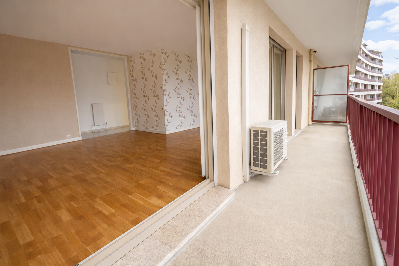 Secteur Prés Fichaux – Bel appartement T5 offrant 107.83m² Carrez avec balcon et stationnement privatif