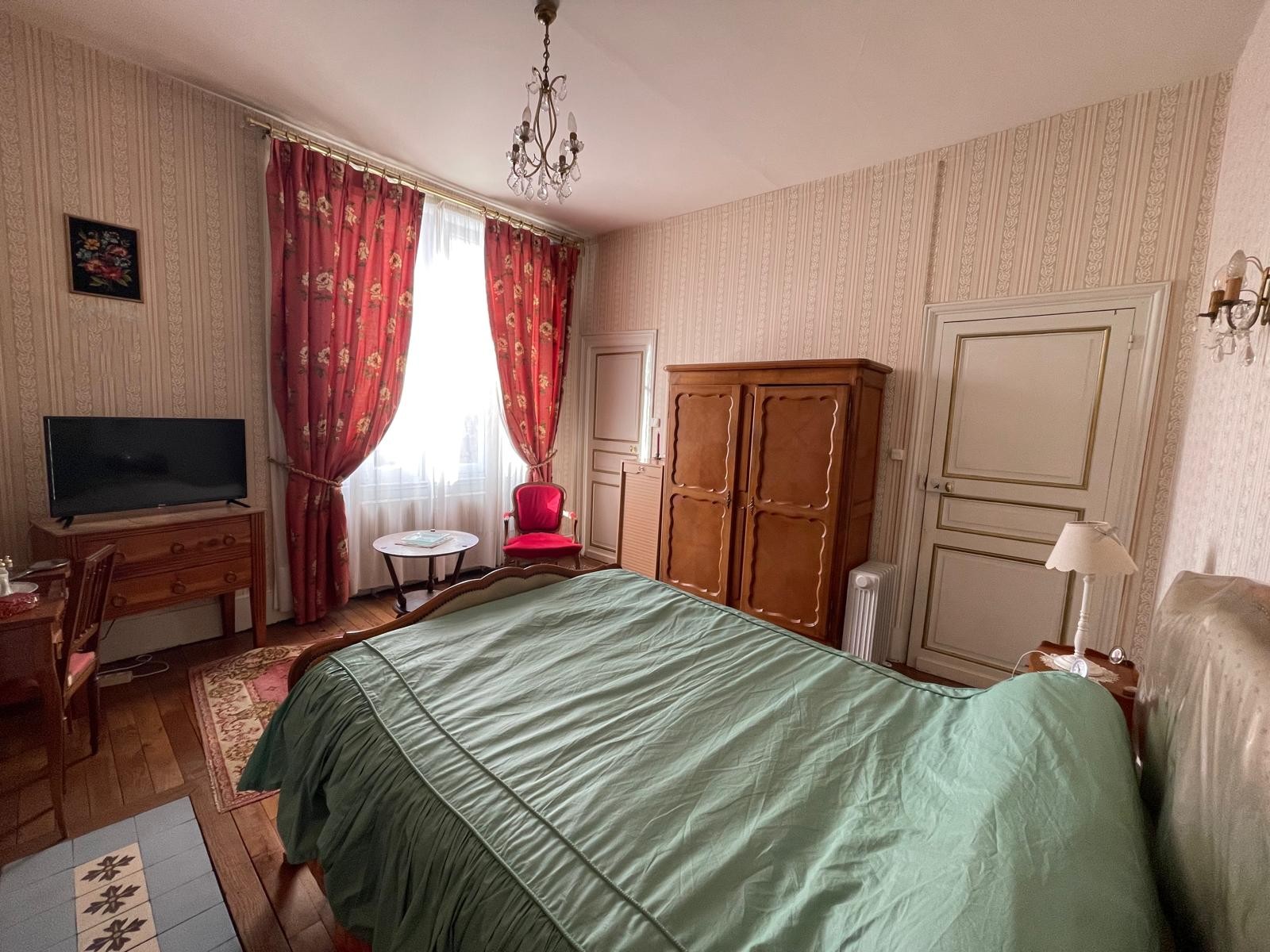 Belle maison de famille du XXème siècle offrant 160m² avec jardinet cour intérieure