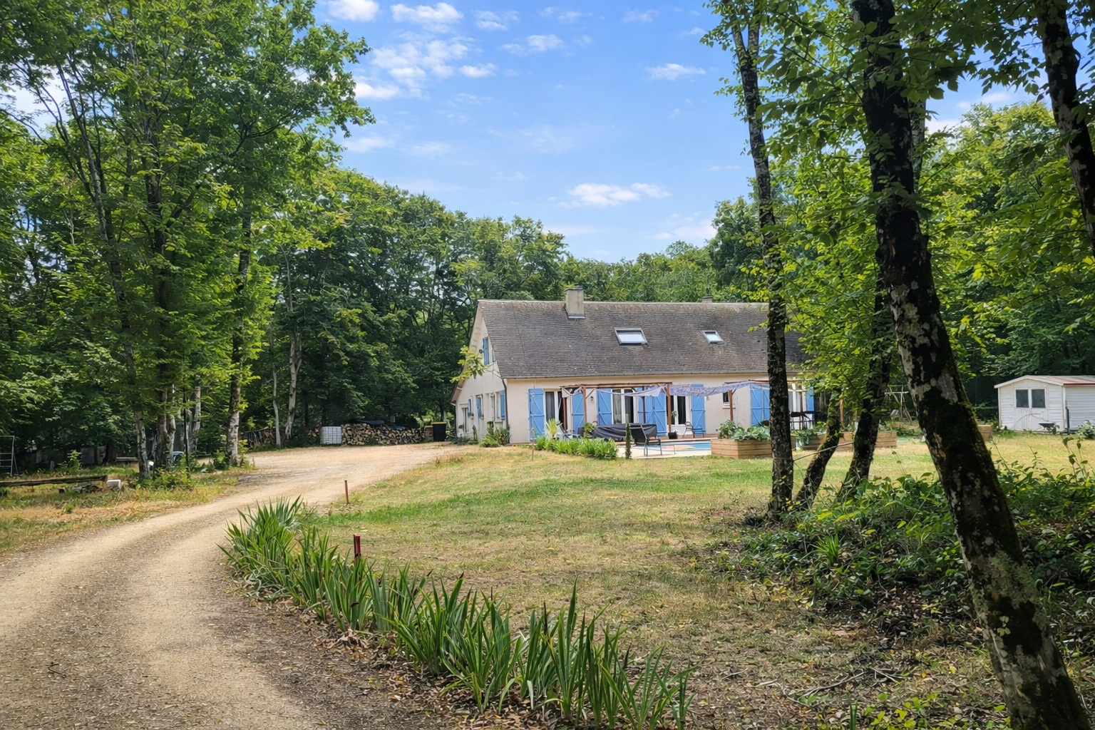 Charmante maison de famille sur 160 m² avec piscine, rénovée avec goût située dans un environnement boisé