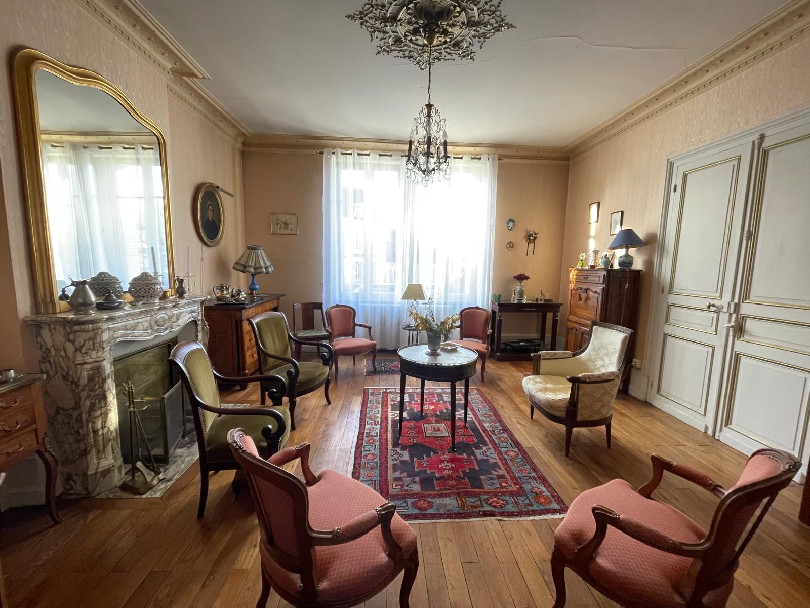 Belle maison de famille du XXème siècle offrant 160m² avec jardinet cour intérieure