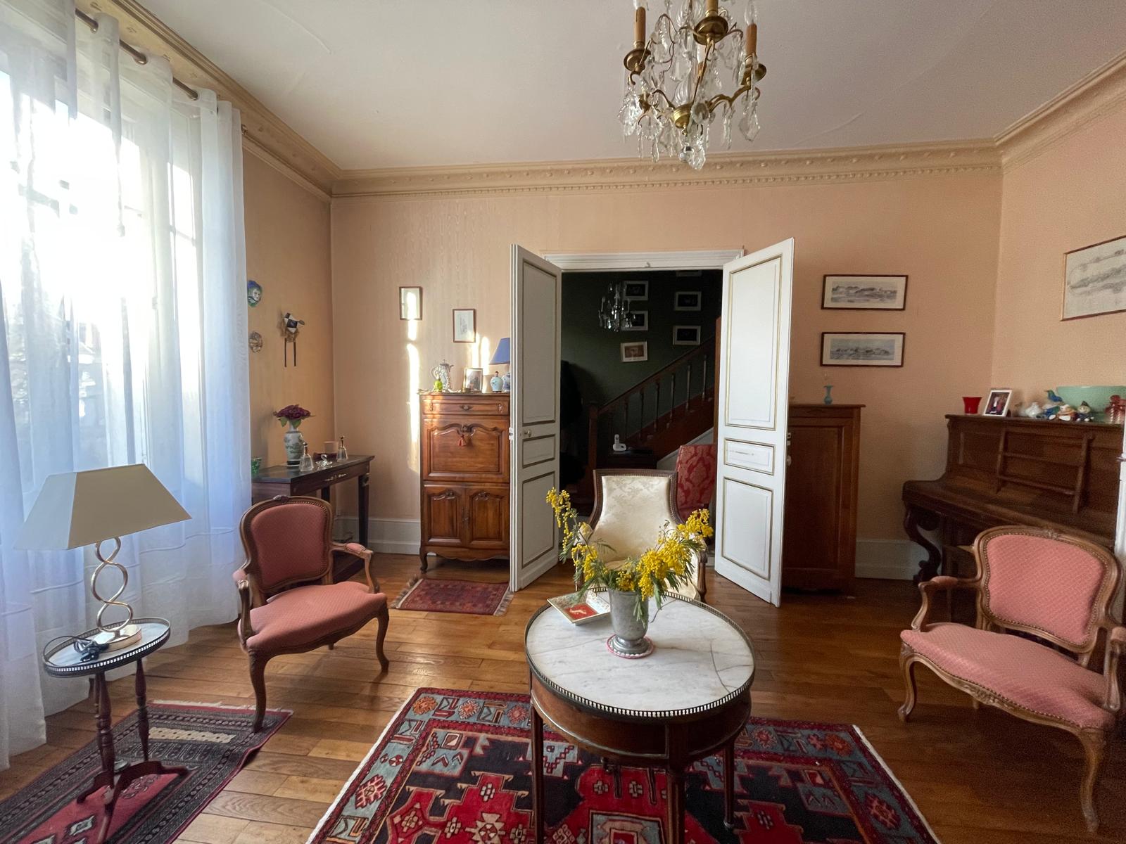 Belle maison de famille du XXème siècle offrant 160m² avec jardinet cour intérieure