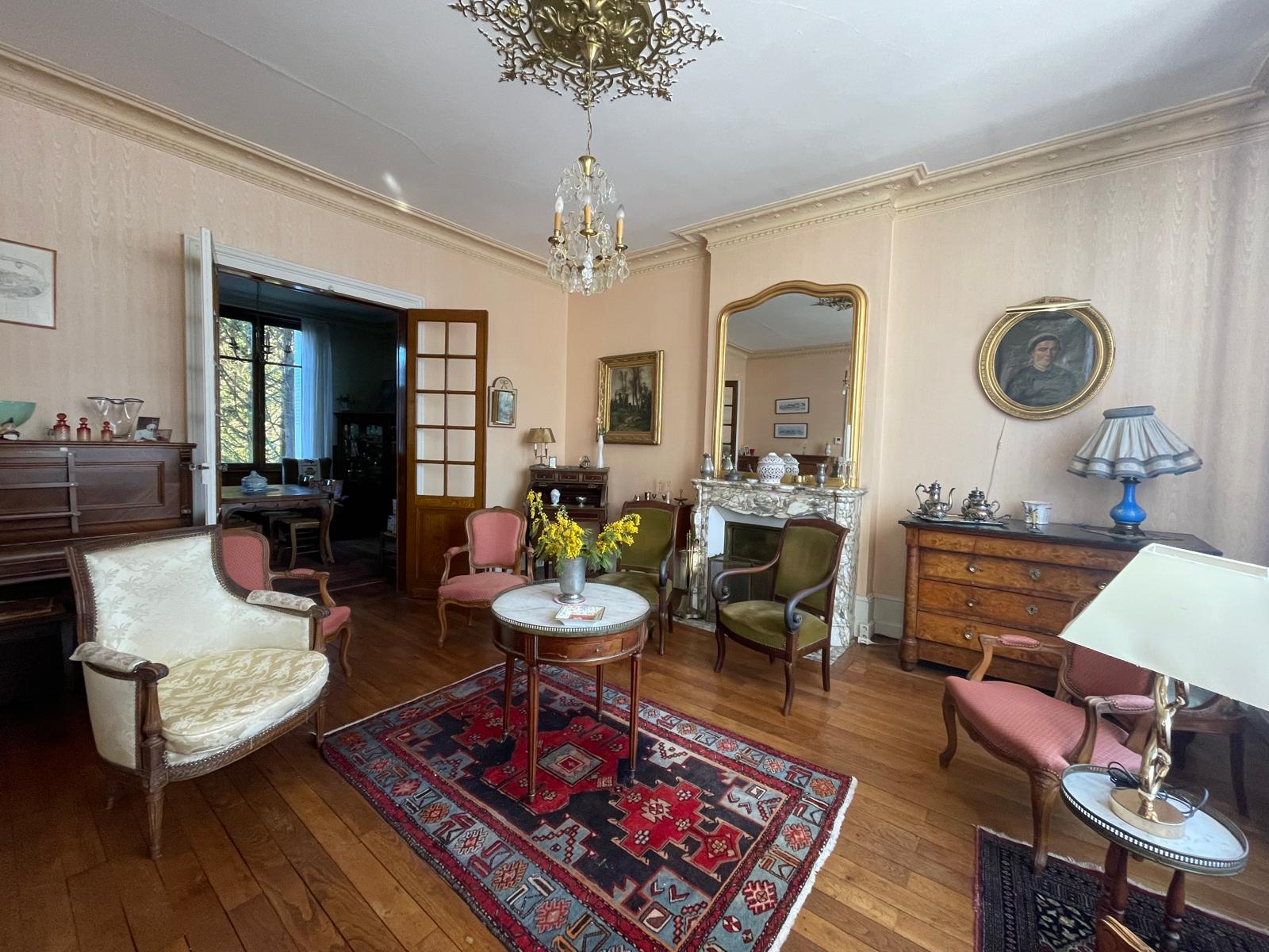 Belle maison de famille du XXème siècle offrant 160m² avec jardinet cour intérieure