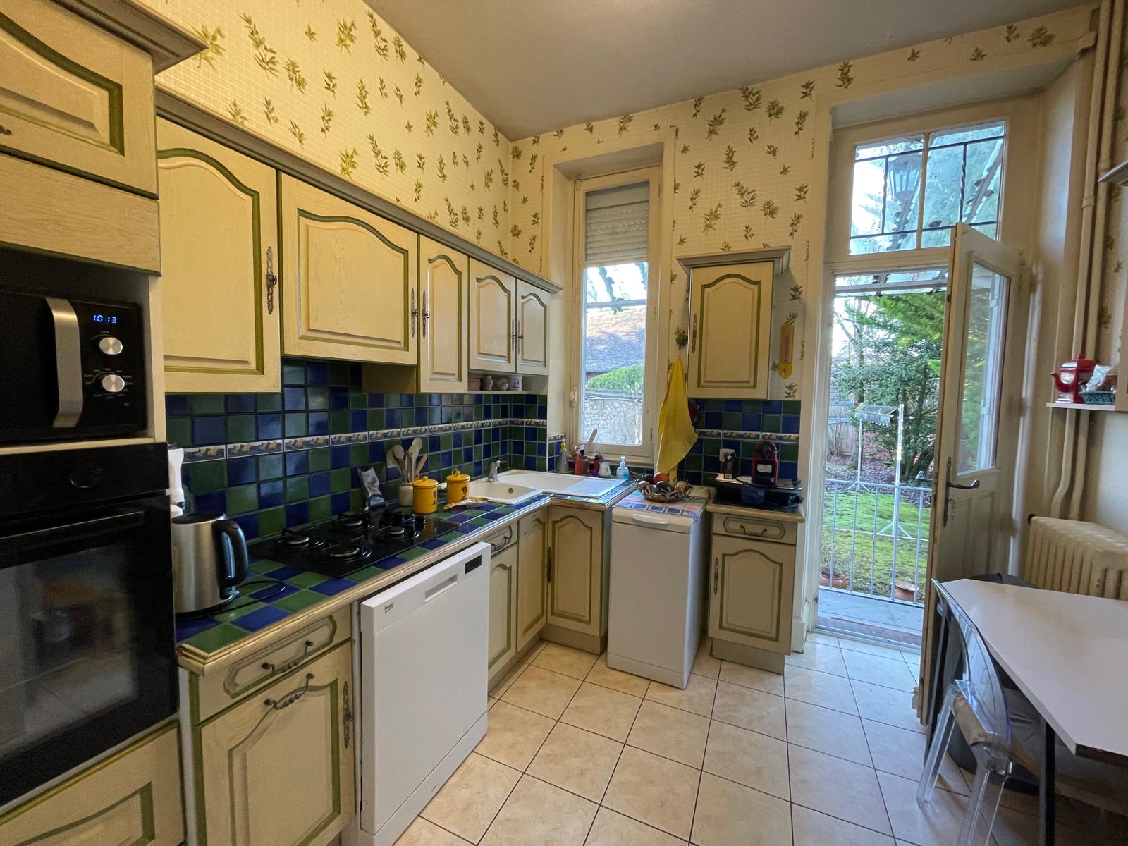 Belle maison de famille du XXème siècle offrant 160m² avec jardinet cour intérieure