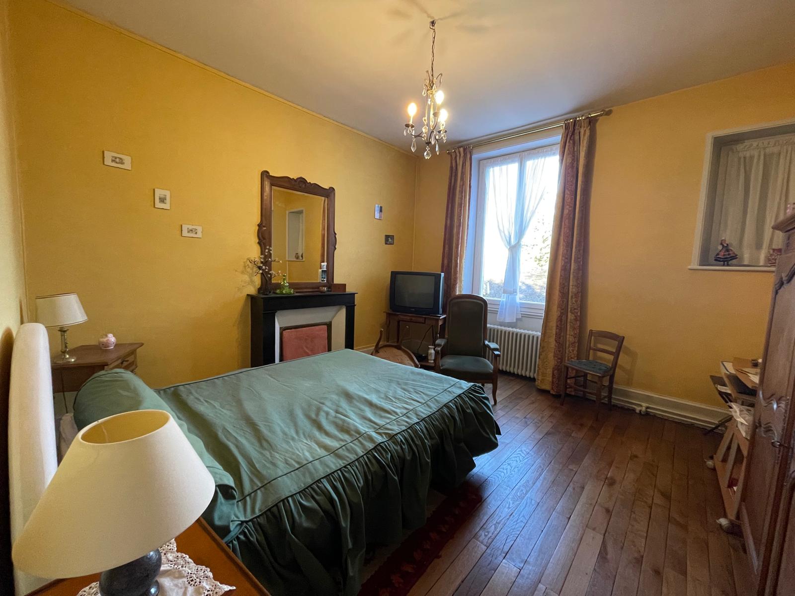 Belle maison de famille du XXème siècle offrant 160m² avec jardinet cour intérieure