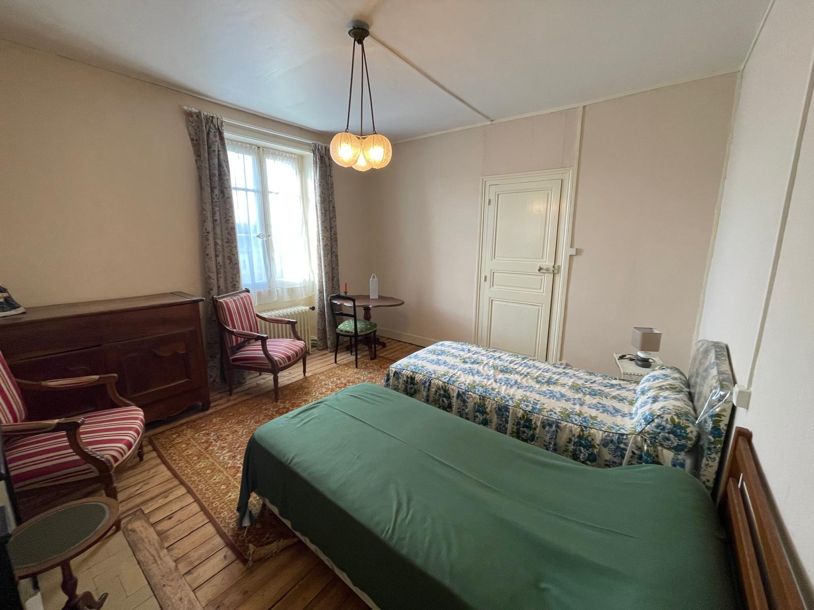 Belle maison de famille du XXème siècle offrant 160m² avec jardinet cour intérieure