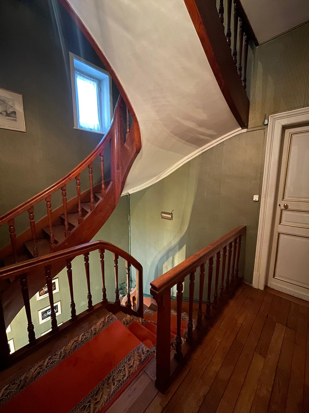 Belle maison de famille du XXème siècle offrant 160m² avec jardinet cour intérieure
