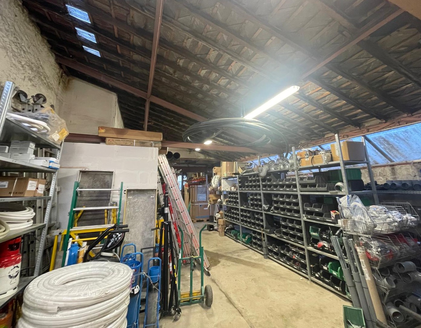 Ensemble mixte à vendre quartier Baffier – Local professionnel entrepôt avec bureaux et appartement de 5 pièces
