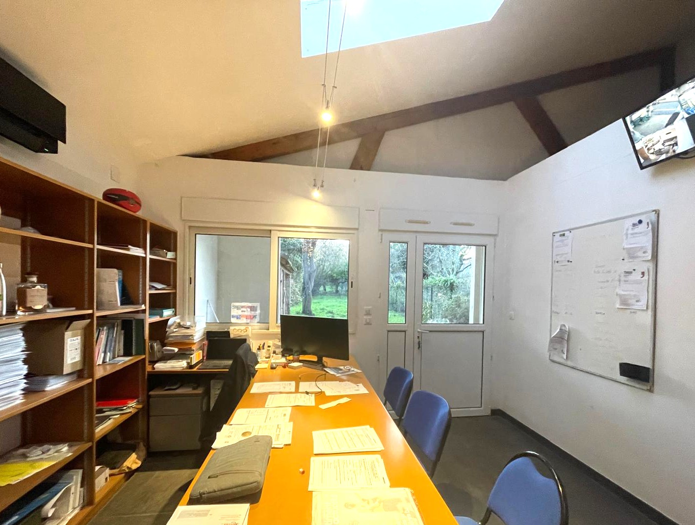 Ensemble mixte à vendre quartier Baffier – Local professionnel entrepôt avec bureaux et appartement de 5 pièces