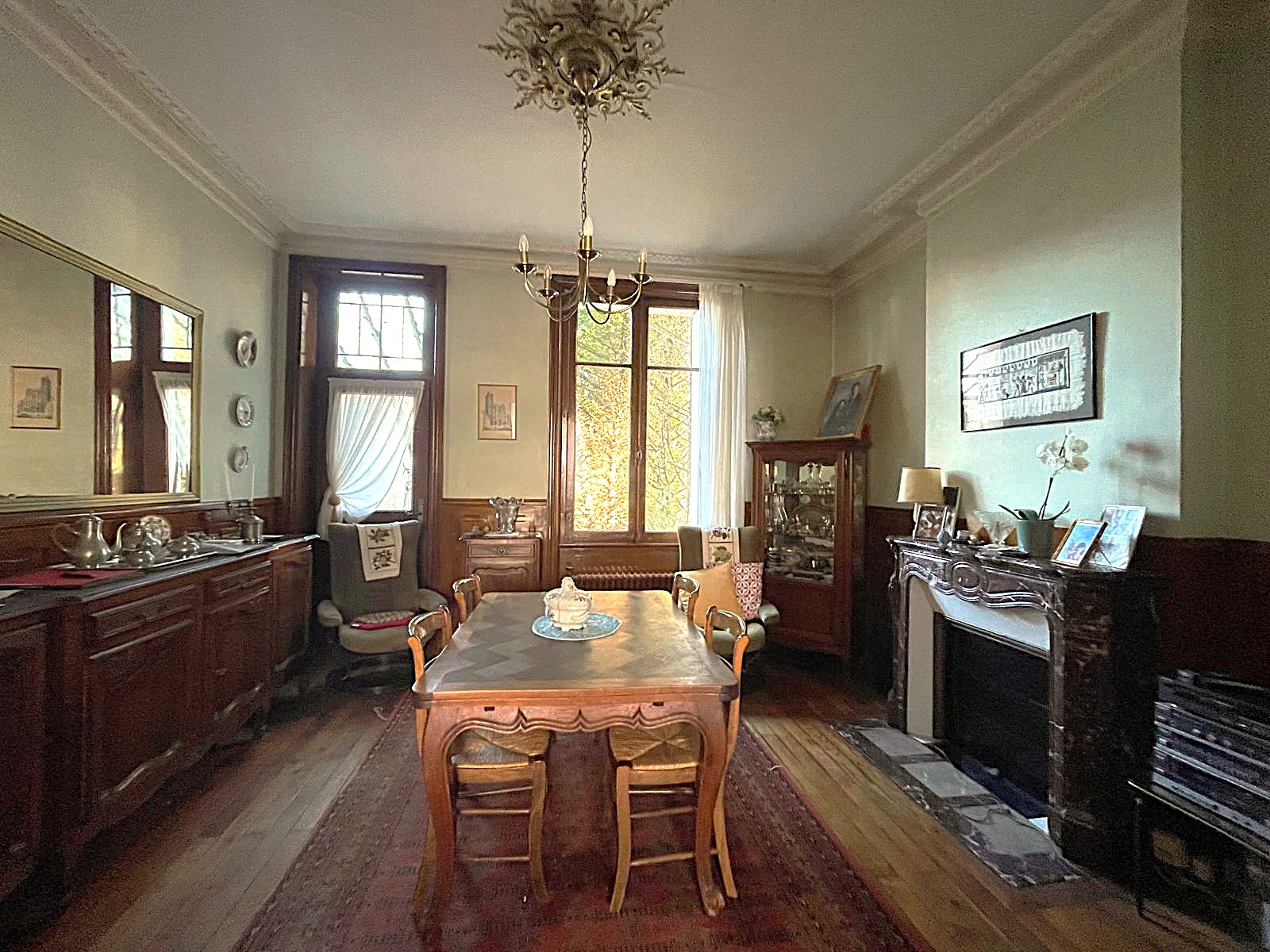 Belle maison de famille du XXème siècle offrant 160m² avec jardinet cour intérieure