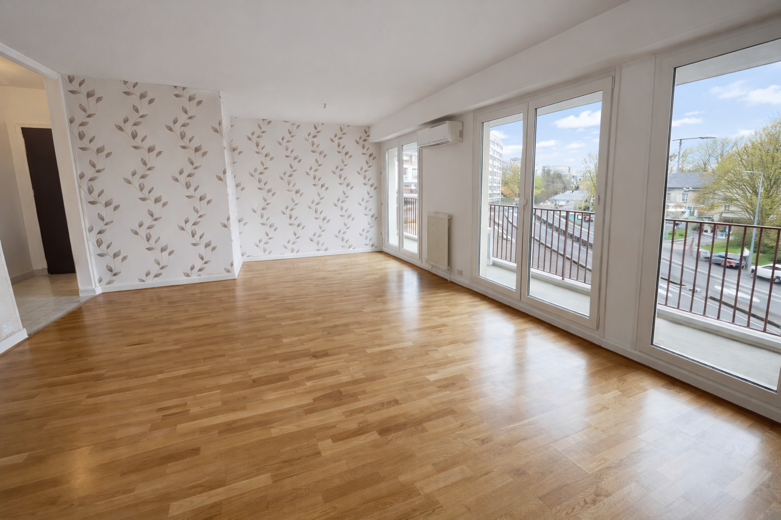 Secteur Prés Fichaux – Bel appartement T5 offrant 107.83m² Carrez avec balcon et stationnement privatif