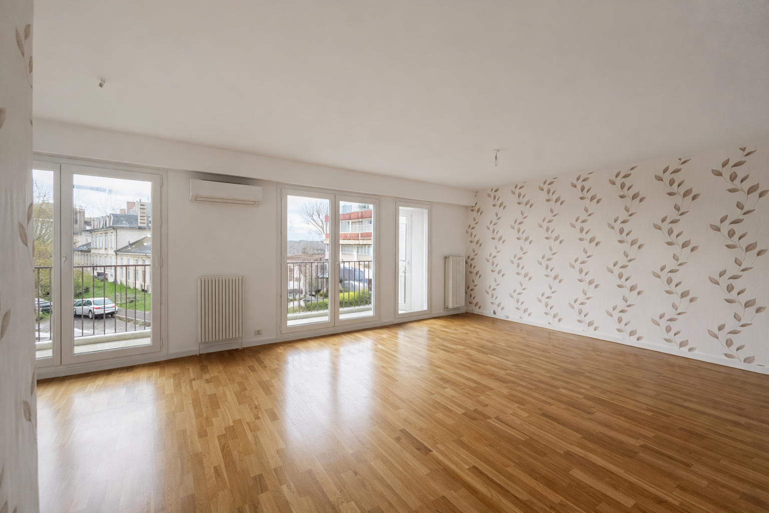 Secteur Prés Fichaux – Bel appartement T5 offrant 107.83m² Carrez avec balcon et stationnement privatif