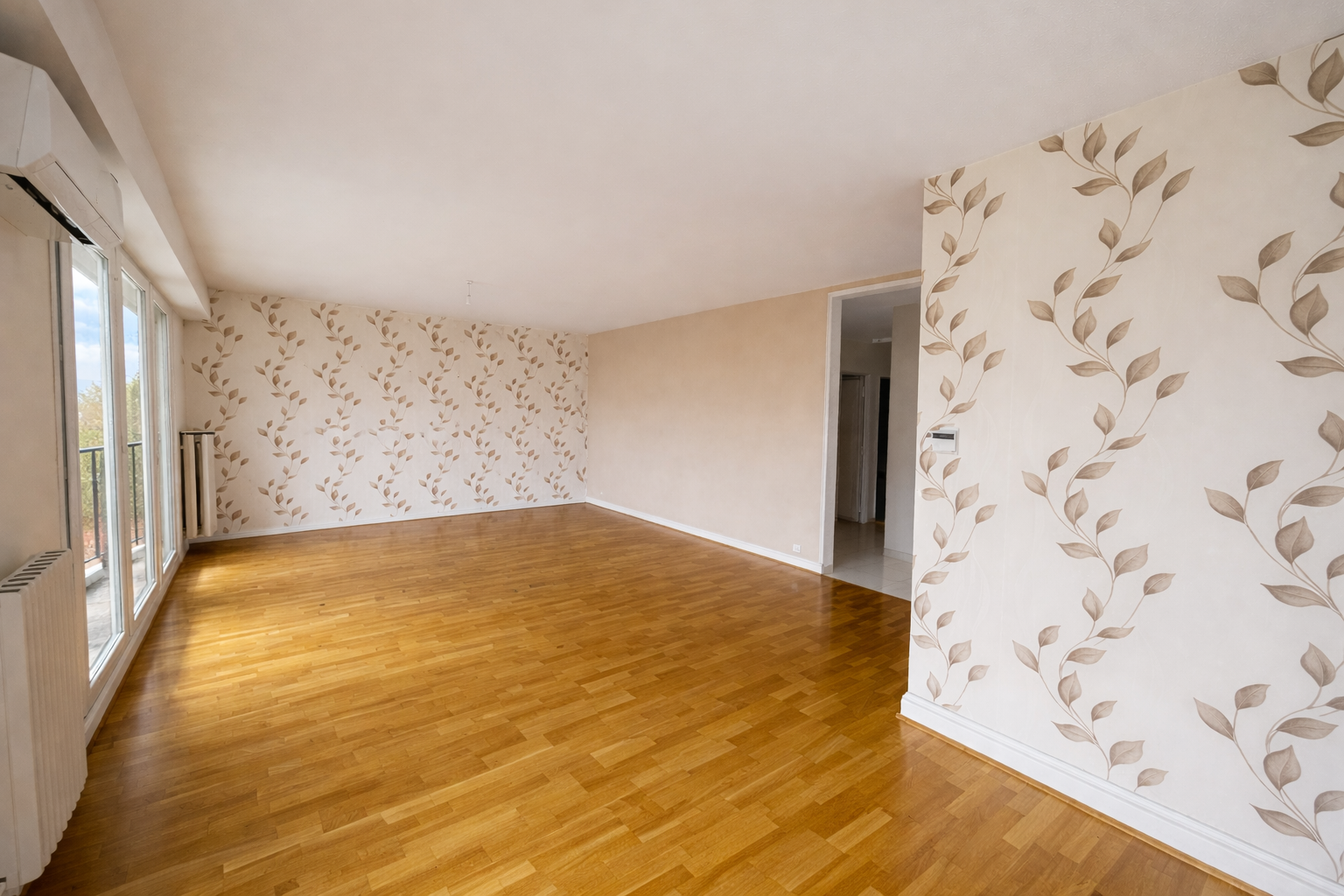 Secteur Prés Fichaux – Bel appartement T5 offrant 107.83m² Carrez avec balcon et stationnement privatif