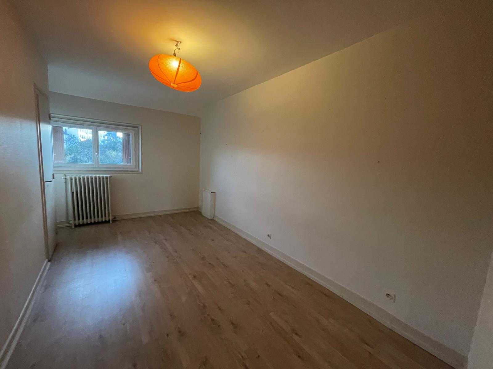 Ensemble mixte à vendre quartier Baffier – Local professionnel entrepôt avec bureaux et appartement de 5 pièces