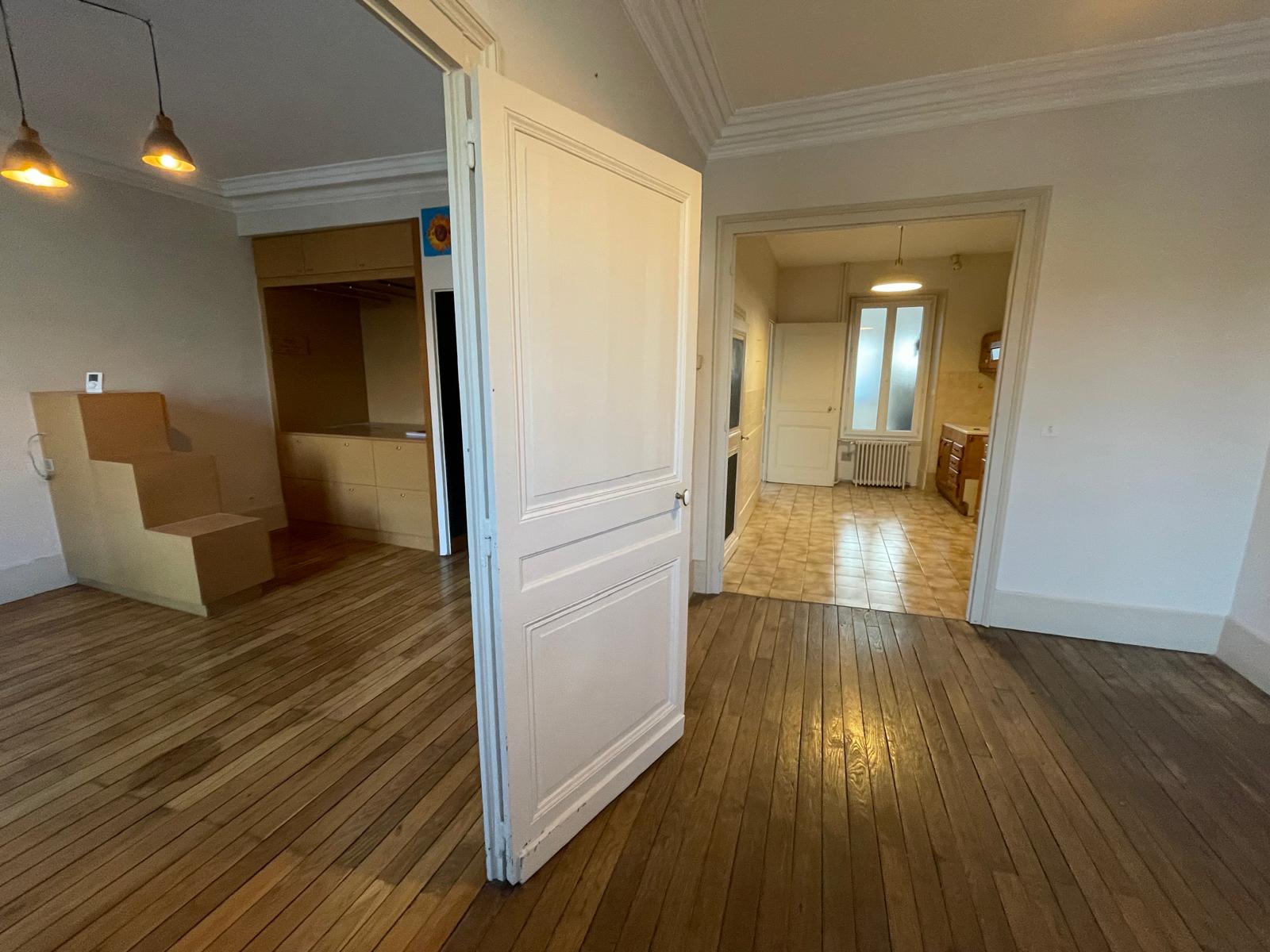 Ensemble mixte à vendre quartier Baffier – Local professionnel entrepôt avec bureaux et appartement de 5 pièces