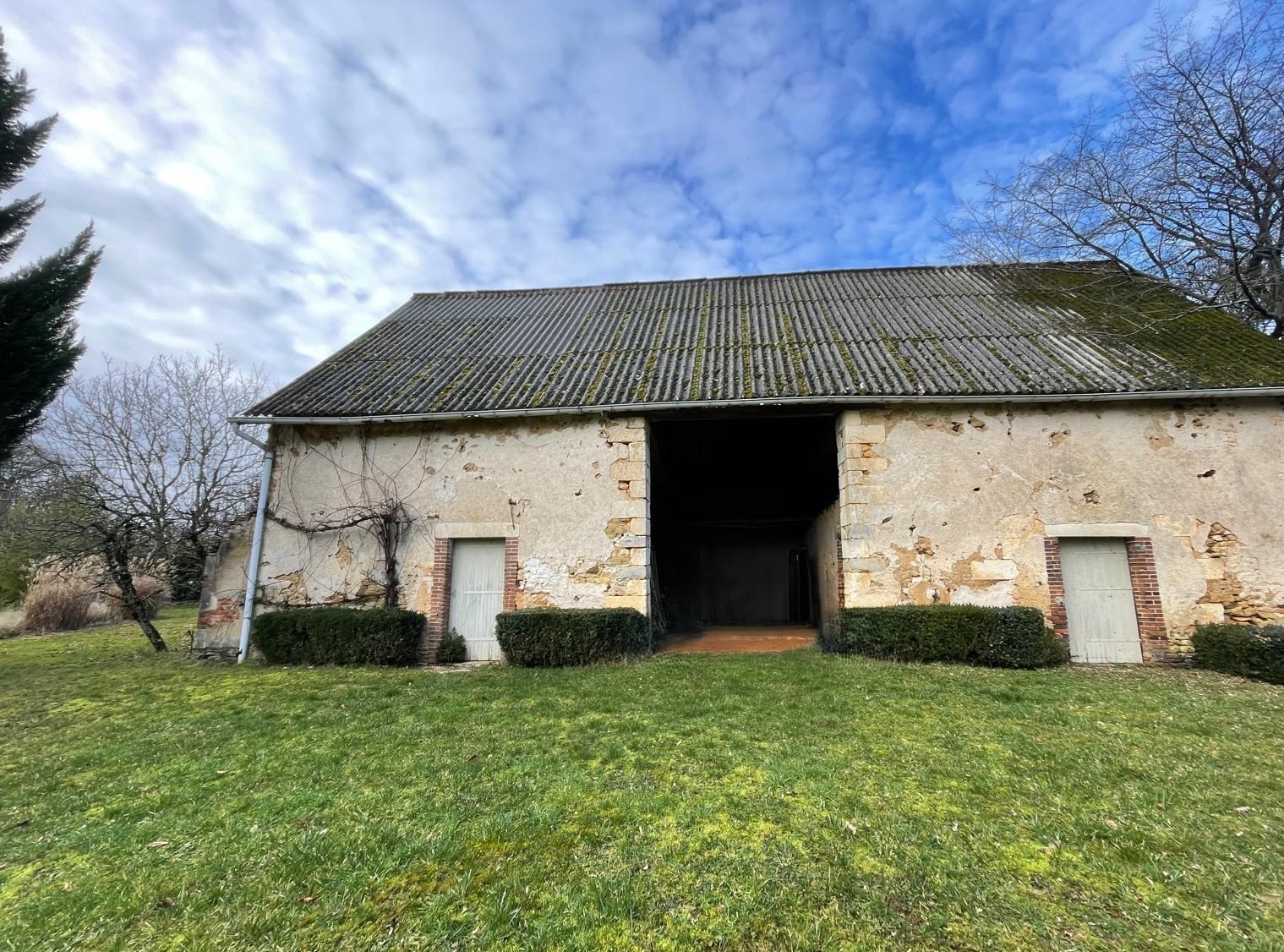 Magnifique longère située dans un environnement calme et bucolique à 15 kms de Bourges