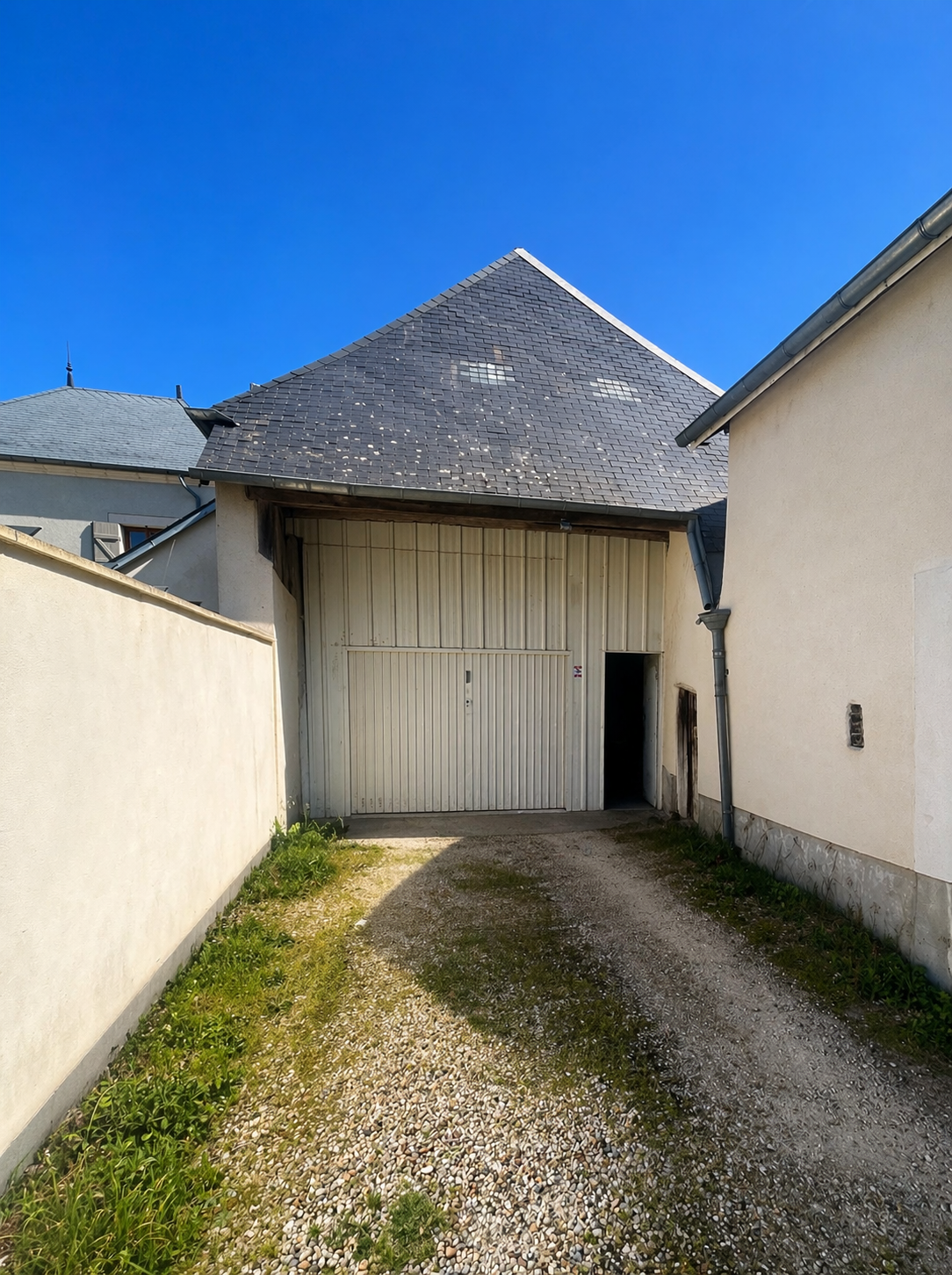 Charmante maison de ville avec jardinet, grange et stationnements