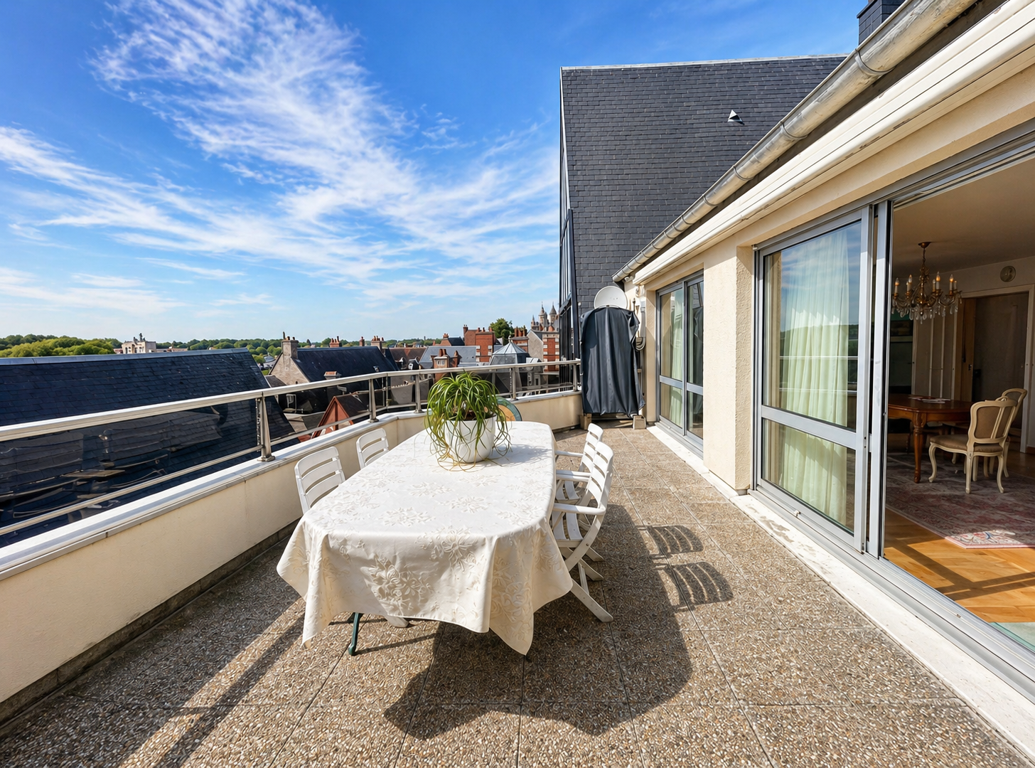 Magnifique appartement type 6 avec vue panoramique bénéficiant d&rsquo;un garage, situé dans le centre historique de Bourges