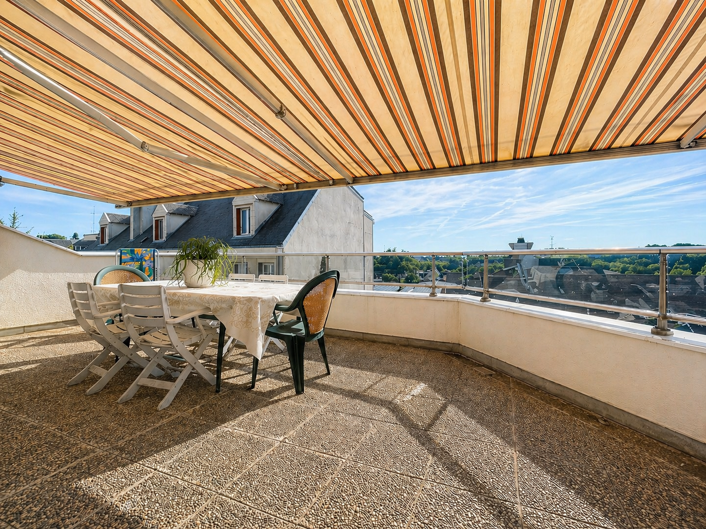 Magnifique appartement type 6 avec vue panoramique bénéficiant d&rsquo;un garage, situé dans le centre historique de Bourges