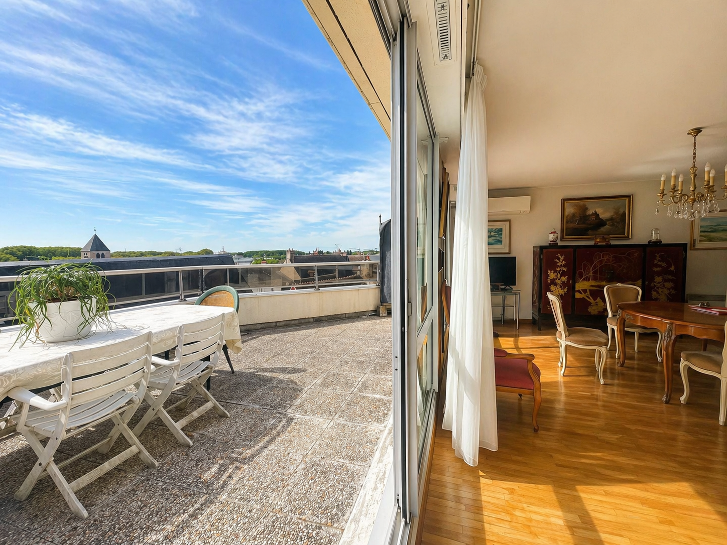 Magnifique appartement type 6 avec vue panoramique bénéficiant d&rsquo;un garage, situé dans le centre historique de Bourges