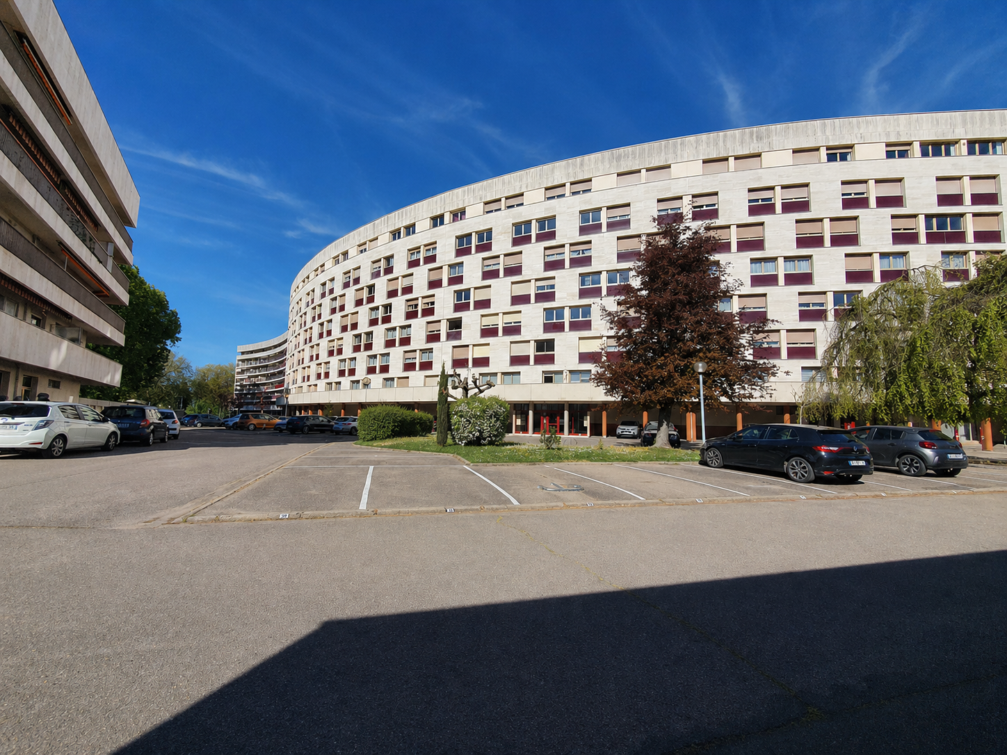 Secteur Prés Fichaux – Bel appartement T5 offrant 107.83m² Carrez avec balcon et stationnement privatif