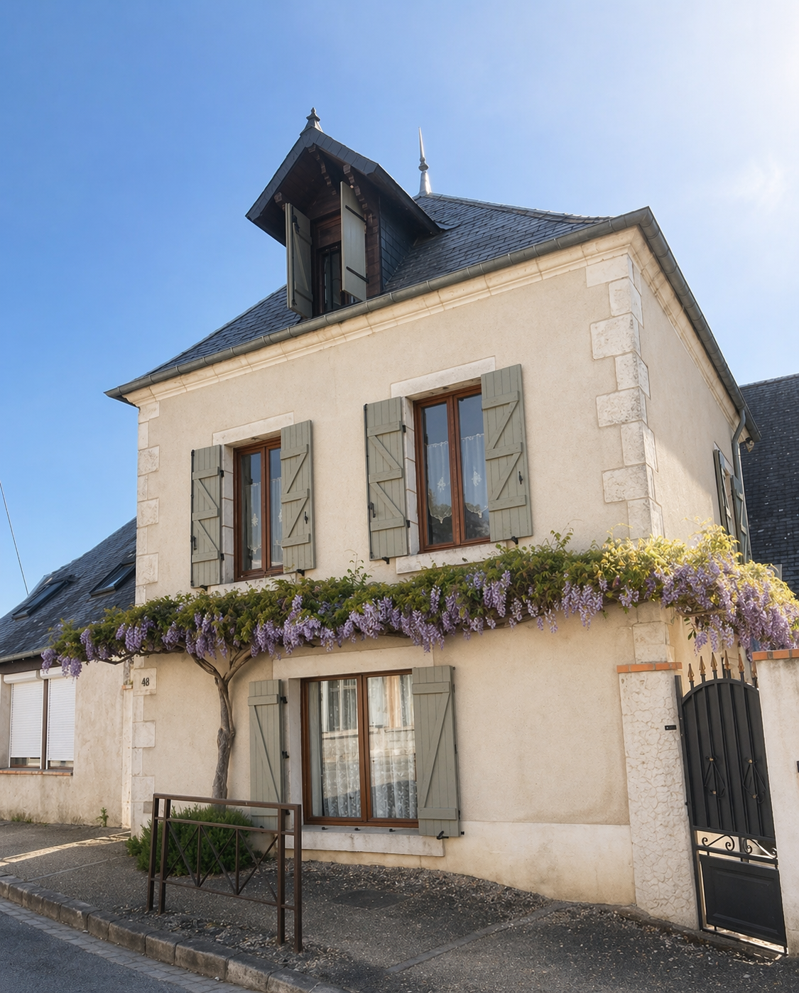Charmante maison de ville avec jardinet, grange et stationnements