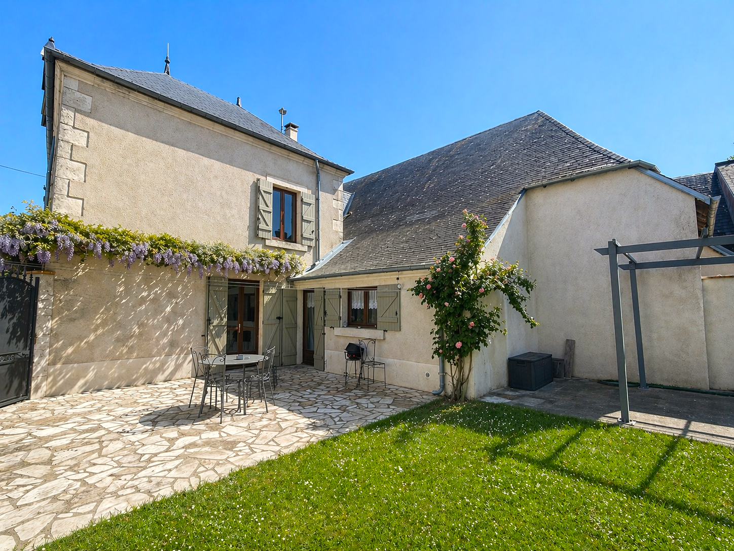 Charmante maison de ville avec jardinet, grange et stationnements
