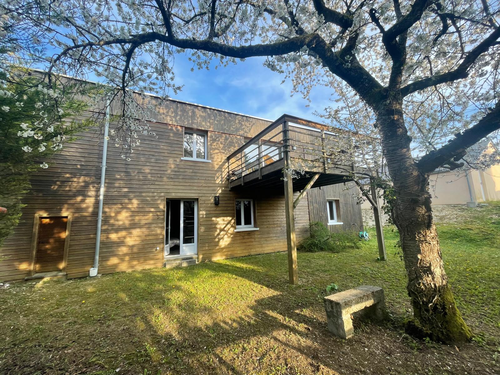 Secteur Hôpital – Maison récente atypique offrant 120m² avec terrasse et jardin