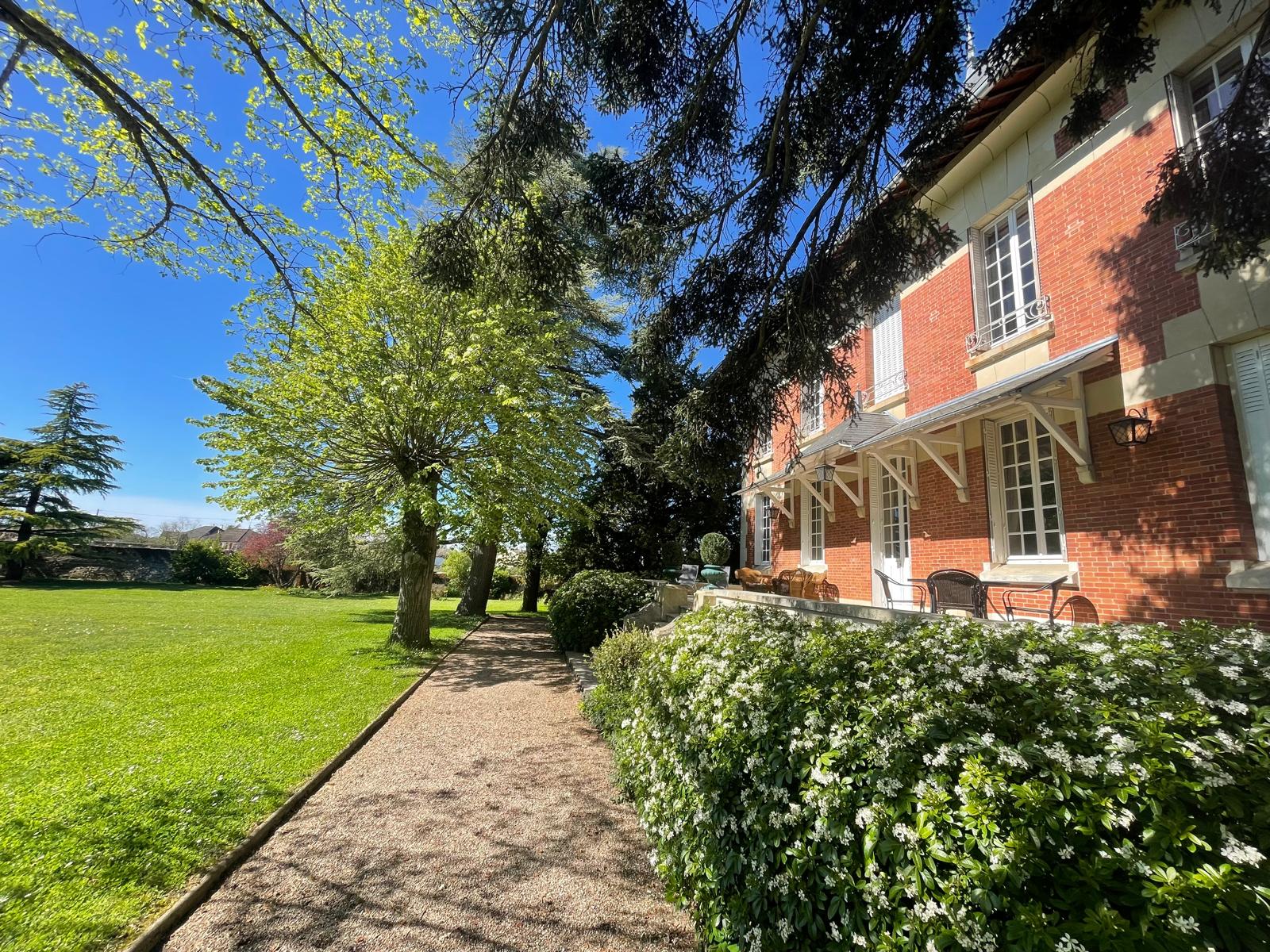 Proche Bourges – Magnifique propriété du XXème avec parc arboré