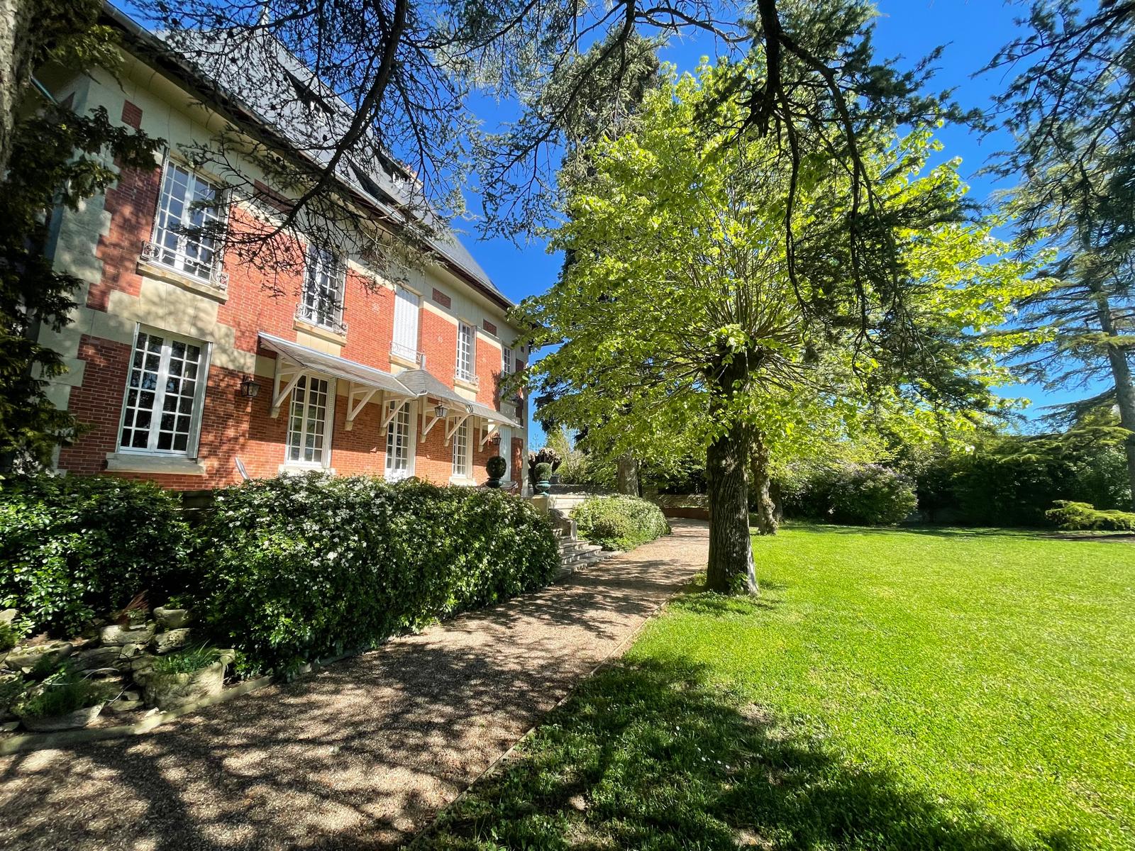 Proche Bourges – Magnifique propriété du XXème avec parc arboré
