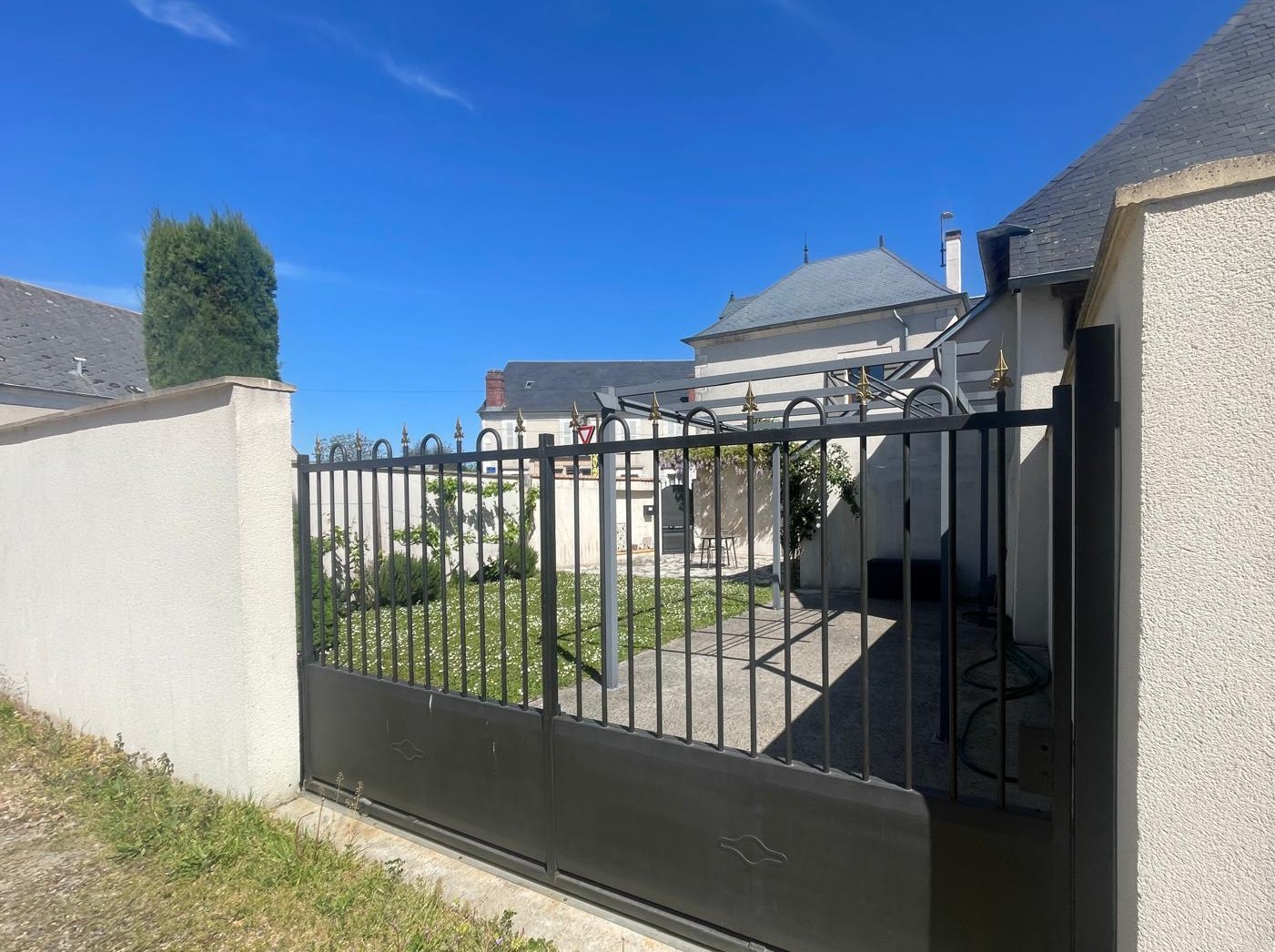 Charmante maison de ville avec jardinet, grange et stationnements