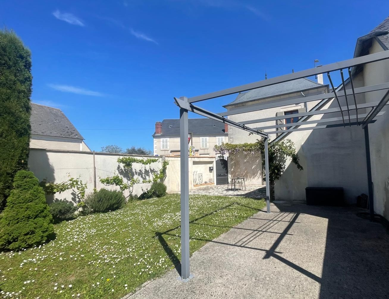 Charmante maison de ville avec jardinet, grange et stationnements