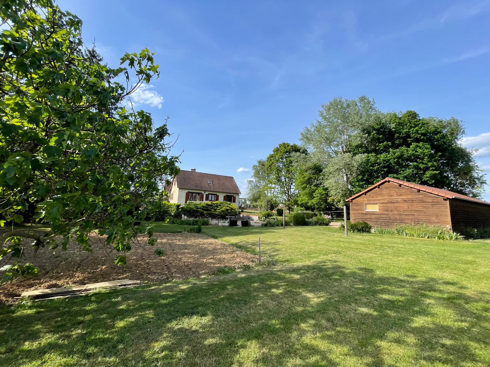 20mn&rsquo;s de Bourges – Maison offrant 112m² avec agréable jardin et double garage