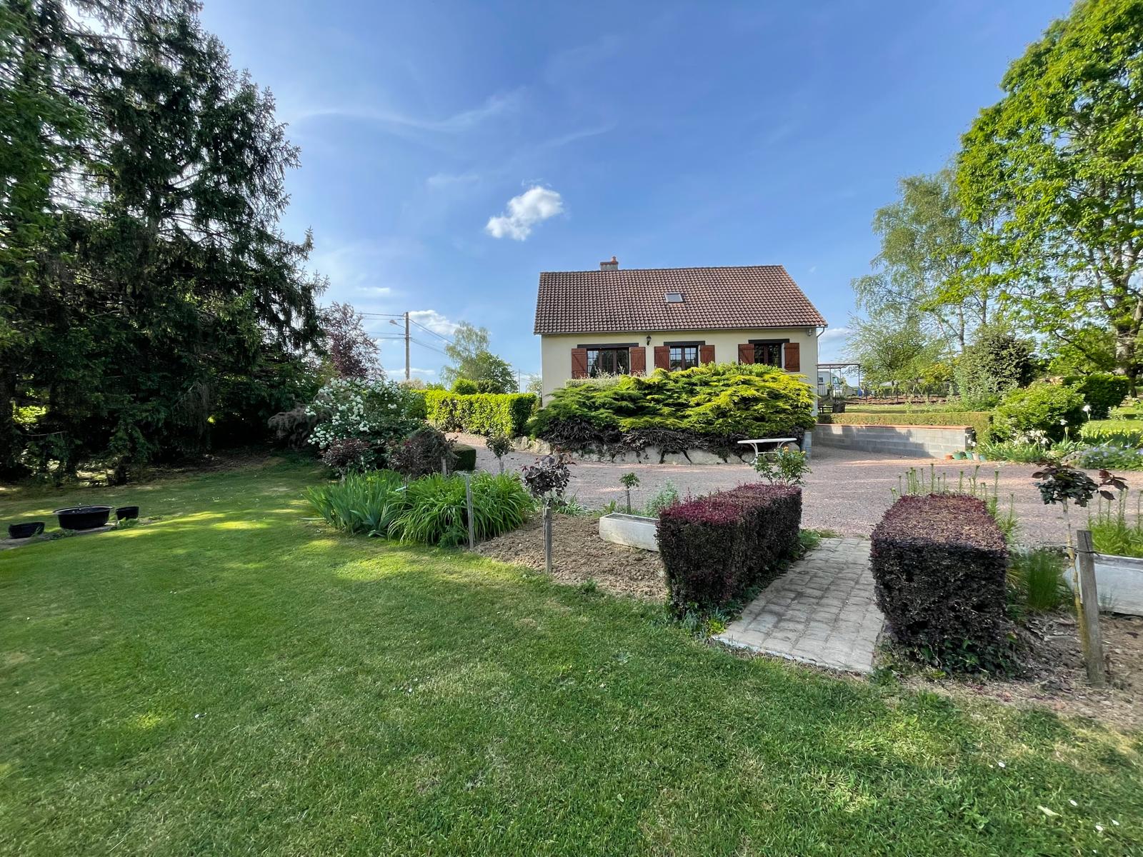 20mn&rsquo;s de Bourges – Maison offrant 112m² avec agréable jardin et double garage - Image principale
